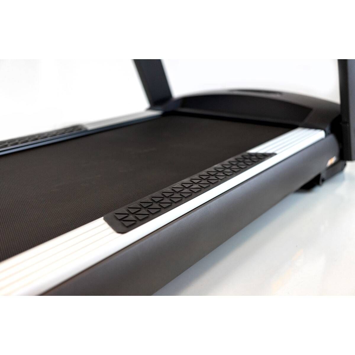 TAPIS DE COURSE MULTIMÉDIA PROFESSIONNEL TM900 TFT AVEC ÉCRAN TACTILE DE 16” - 22 KM/H