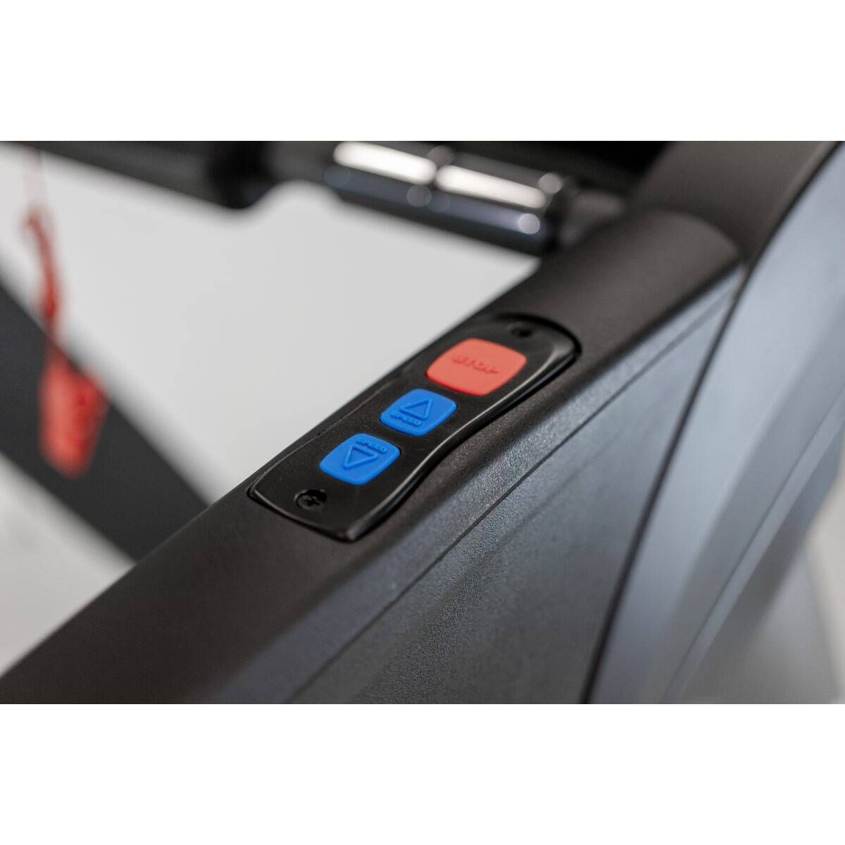 TAPIS DE COURSE MULTIMÉDIA PROFESSIONNEL TM900 TFT AVEC ÉCRAN TACTILE DE 16” - 22 KM/H