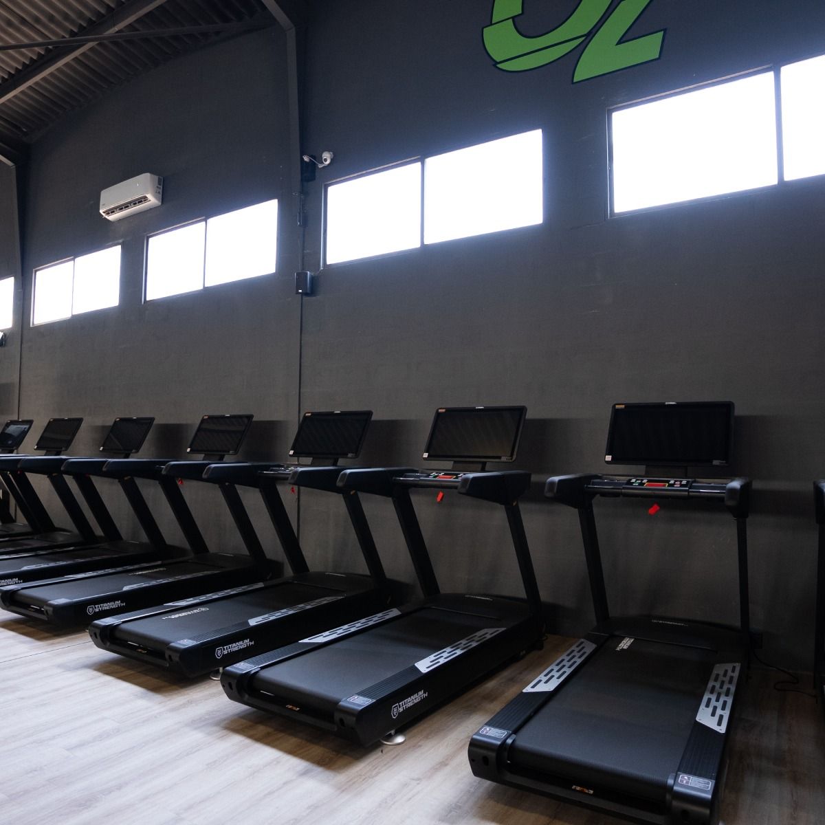 TAPIS DE COURSE PROFESSIONNEL 22 KM/H TM1150T AVEC ÉCRAN TACTILE DE 27”